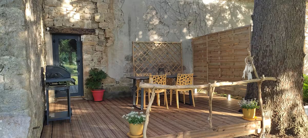 Terrasse extérieure et barbecue à Saint Antonin Noble Val